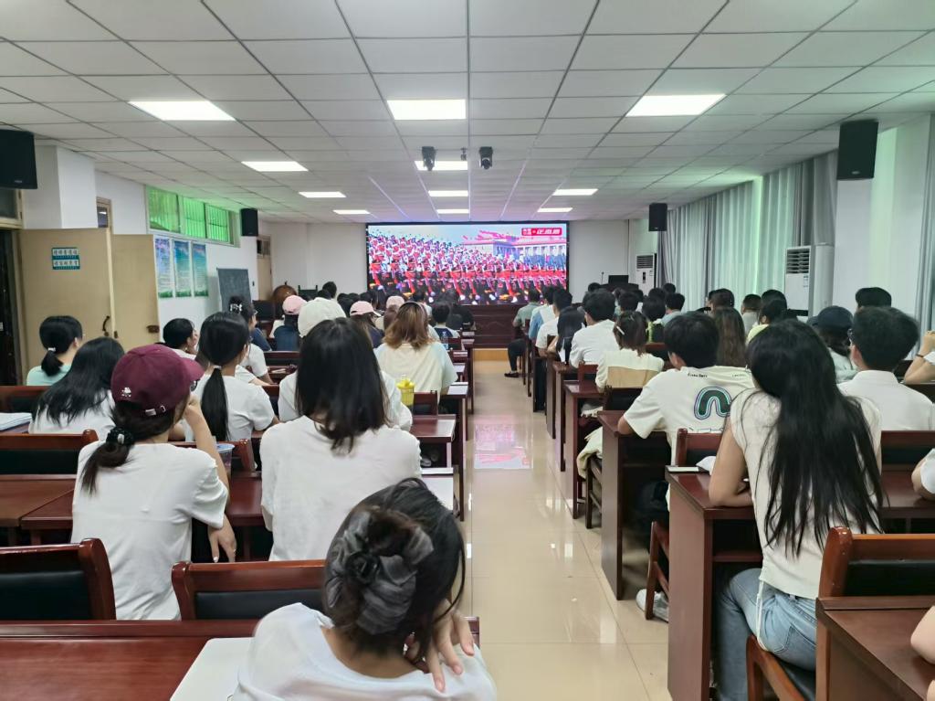 bat365正版唯一官网组织师生集中观看中国人民抗日战争暨世界反法西斯战争胜利80周年阅兵式